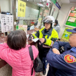 警方到場協助，成功阻止婦人遭詐。