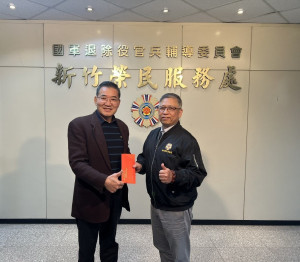 欣桃天然氣公司副總經理徐偉光親赴新竹榮民服務處，捐贈善款助弱勢家庭。