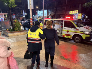 7旬婦血糖低跌坐手扶梯，中壢警實習生即刻攙扶協助送醫。