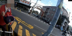 老婦因精神狀況不佳，獨自坐在車輛分隔島上／警方提供