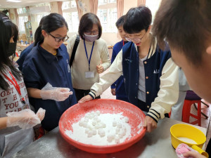 透過寓教於樂的體驗活動，讓青少年於寒假及春節假期有正當安全的去處。