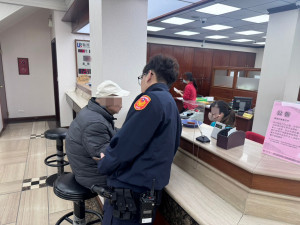 7詢翁險遭感情詐騙，中壢警與銀行即時攔阻保住40萬元。