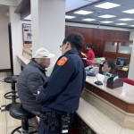 7詢翁險遭感情詐騙，中壢警與銀行即時攔阻保住40萬元。