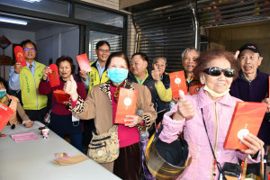 林世賢市長在光南里辦公處發放春節敬老禮金大家領得笑呵呵。圖／彰化市公所提供