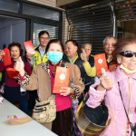 林世賢市長在光南里辦公處發放春節敬老禮金大家領得笑呵呵。圖／彰化市公所提供