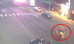 老車半路熄火，蘆竹警當機立斷徒手救援 影象曝光。