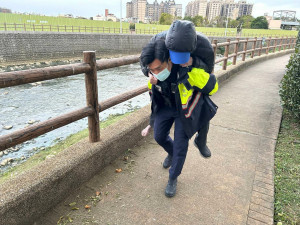 中壢暖警寒夜背起90歲迷途長者，耐心協助平安返家。
