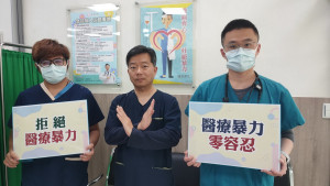 東華醫院張院長（中）強調定會守護醫護人員安全。（東華醫院提供）