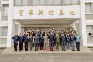 市長高虹安率市府團隊赴空軍第二戰術戰鬥機聯隊進行慰訪。