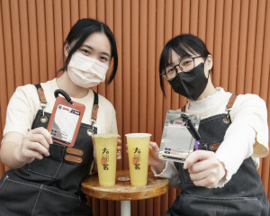 春節前夕期間，凡至門市消費即可以68元加購品牌春聯一組，滿128元再贈品牌紅包袋一份！