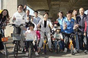 許縣長張市長與幼童一同滑步車體驗。（南投市公所提供）