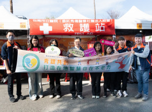 台南市立醫院董龍生副院長（左四）與南臺科大高齡福祉服務系陳美珠老師（右四）率領專業醫療與學生團隊，在現場為鄉親提供即時醫護支援與健康諮詢，讓長輩與市民朋友們安心逛市集、暖心過好年！