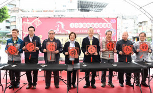 筆墨送暖迎新春，彰化書法名家義賣助伯立歐家園二期。圖／彰化縣政府提供