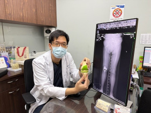 醫師說明。林重鎣