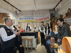 移民署副署長謝文忠拜訪新住民藝術家黎家榮。