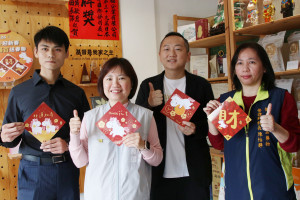 嘉義市政府衛生局配合嘉義市政府推動振興經濟、普發現金6000元政策，今（2）日攜手榮獲「食安三金獎」的優質店家舉辦「食安三金迎新春 消費滿百送春聯」活動／市府提供