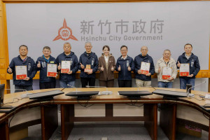 新竹市7里成功取得「低碳永續家園評等認證」，市長高虹安親頒獎座肯定。
2-3 新雅里取得「里層級」最高等級的「銀級」評等。