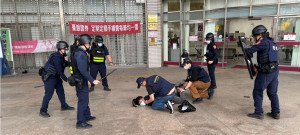 分局與台銀南投分行防搶演練逼真。（ 南投分局提供）