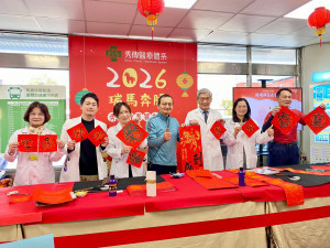 金馬迎春墨香送暖，彰化秀傳醫院名家揮毫傳遞醫療人文情。圖／記者鄧富珍攝