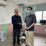 雲林縣口湖衛生所首位常駐牙醫師賴奕卲醫師(右)／翻攝照片