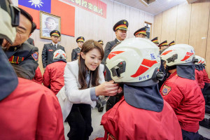 市長高虹安為新進消防人員授帽。