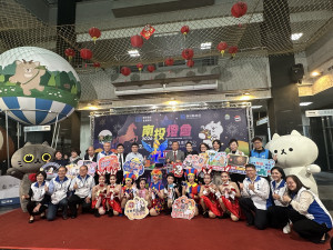 王副縣長與嘉賓共同揭開2026南投燈會主燈。（記者扶小萍攝）