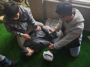 楊梅分局上湖派出所警力埋伏超商多時，於 67 歲雷姓車手現身取款之際一擁而上，當場將其壓制逮捕並查扣作案手機。