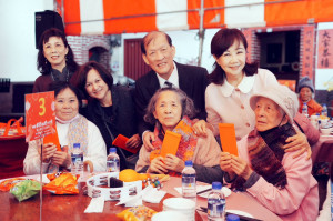 周德陽院長與林嘉琪董事長親自為長輩繫上由同仁親手織出的圍巾