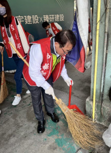 局長沈佛龍號召同仁走進街巷，以實際行動整理市容。