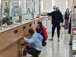 平鎮分局聯合平鎮區農會，實施模擬防搶演練及阻詐宣導。