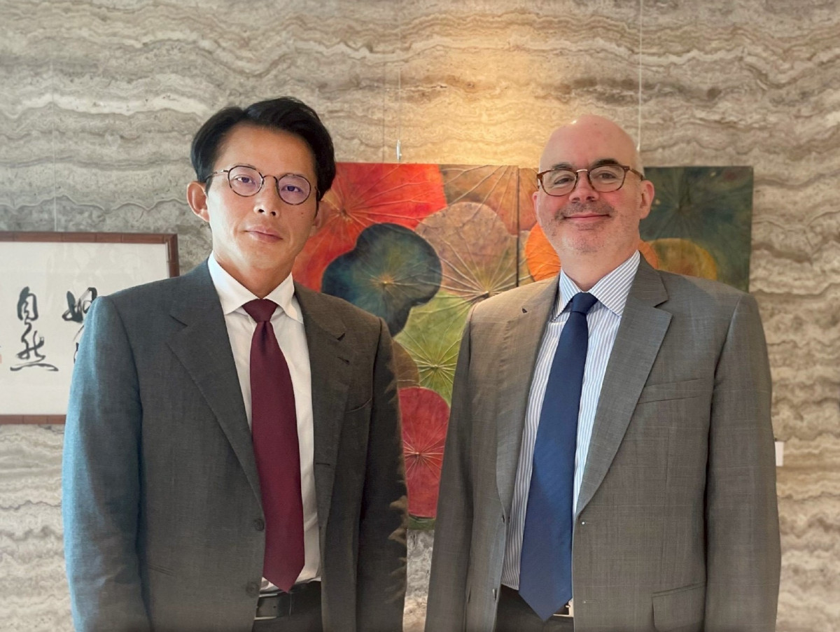 美國在台協會（AIT）處長谷立言（右）與台灣民眾黨黨主席黃國昌（左）。（圖／資料照片，圖源：翻攝自Facebook帳號美國在台協會AIT）