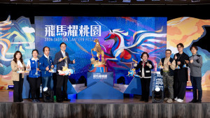 桃園市長張善政與「國民阿嬤」陳淑芳共同出席記者會，揭曉高13米的全金屬機械主燈「飛馬耀桃園」，展現桃園科技與藝術交織的軟實力。