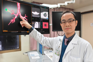 詹博強主任說明，院方運用影像導引的微創穿刺技術，自行規劃路徑，直達肺部深層腫瘤進行精準採檢。圖／彰基醫院提供