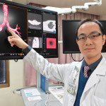 詹博強主任說明，院方運用影像導引的微創穿刺技術，自行規劃路徑，直達肺部深層腫瘤進行精準採檢。圖／彰基醫院提供
