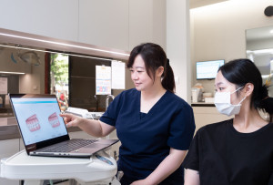 齒顎矯正專科陳穎慧醫師，為患者說明牙齒矯正搭配美學齒雕，可以讓微笑曲線更加自然精緻。