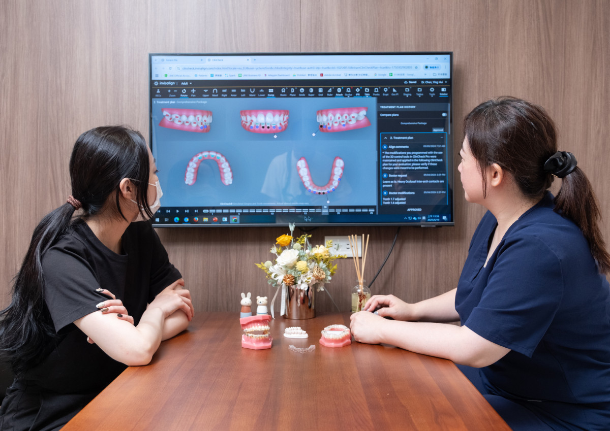 進行整體美學規劃時，齒顎矯正專科陳穎慧醫師會向患者講解牙齒狀況，及未來細節的施作方向。