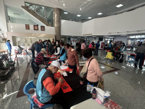 許多市民一早就來排隊想獲取名家春聯。（記者扶小萍攝）