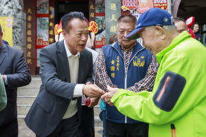 嘉義縣長翁章梁前往大埔鄉發放馬年紅包／嘉義縣府提供