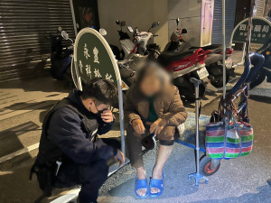 老婦凌晨呆坐診所門口，警方及時發現協助返家。