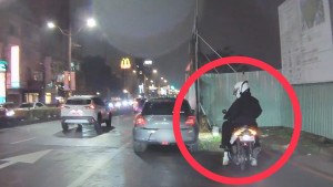 中壢警查獲17歲少年無照騎乘。