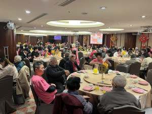 中愛老寶貝 企業送愛心，號召12家企業共襄盛舉，7日席開18桌提前與獨老圍爐，場面歡樂溫馨