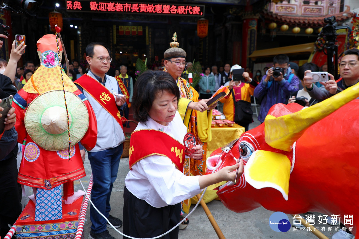 嘉邑祀典大天宮今天舉行丙午年迎春平安祭典，為芒神與春牛開光點眼／嘉義市府提供