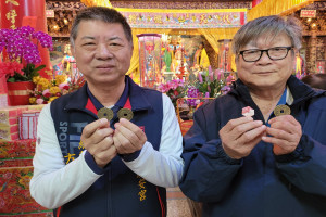 方一峰總幹事和謝武昌副總幹事展示新版歲錢。