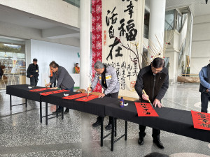 葉志誠（左起）、陳殿禮、林戊震三人為活動開筆。（記者扶小萍攝）