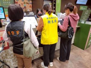 新竹縣政府消保官提醒民眾，選購年節食品時應慎選來源可靠、標示清楚的商品。