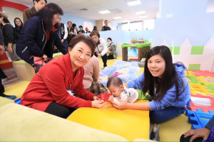 中區親子館落成啟用！盧市長發送小紅報給大小朋友祝賀大家新年快樂!