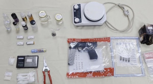 第二分局透過縝密情資與長期跟監，一舉破獲槍枝及毒品分裝工廠。