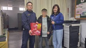 大溪警送暖關懷獨居長者與弱勢家庭。
