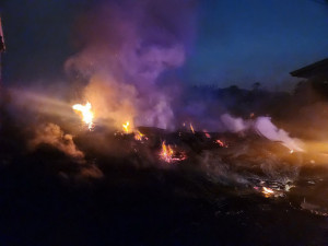 草屯垃圾掩埋場傍晚突起火。（消防局提供）
