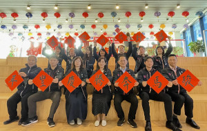 楊梅區長施永恭率領一級主管參與春聯揮毫活動，祝市民朋友「馬年迎春馬到成功」。